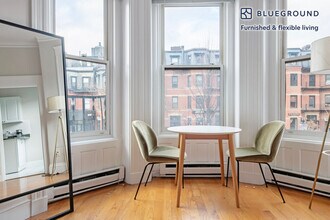 232 Newbury St in Boston, MA - Foto de edificio - Building Photo