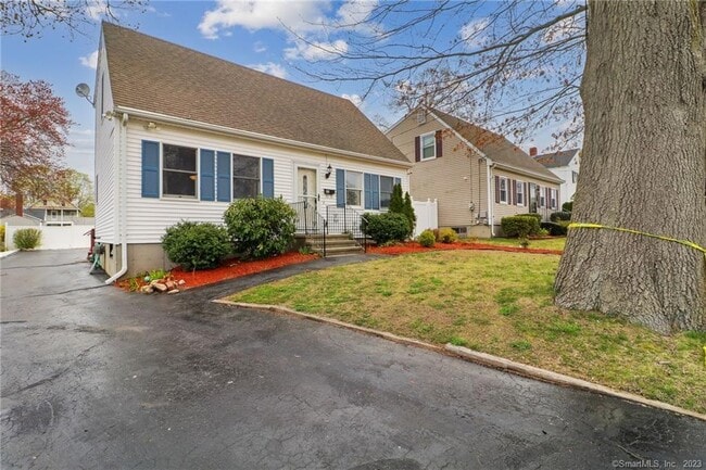 43 W Elderkin Ave in Groton, CT - Building Photo - Building Photo