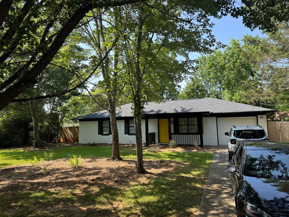 95 Grove Creek Dr in Locust Grove, GA - Foto de edificio