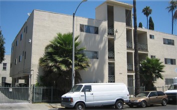 1055 N St Andrews Pl in Los Angeles, CA - Building Photo - Building Photo