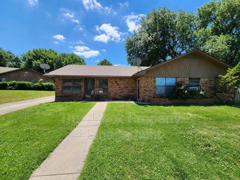 2501 Oakhurst Dr in Ada, OK - Building Photo
