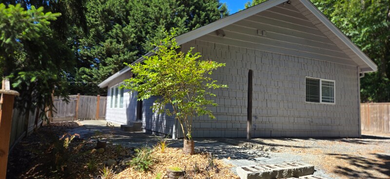1690 Kent Des Moines Rd in Des Moines, WA - Building Photo