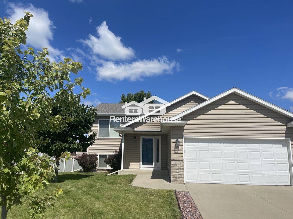 5911 Excalibur Ct NW in Rochester, MN - Building Photo