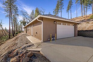 560 Valstream Dr in Paradise, CA - Building Photo