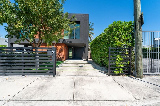 227 NW 39th St in Miami, FL - Building Photo - Building Photo
