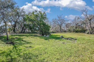 1 Hedge Ln in Austin, TX - Building Photo - Building Photo