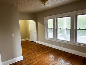 390 E 162nd St in Cleveland, OH - Building Photo - Building Photo