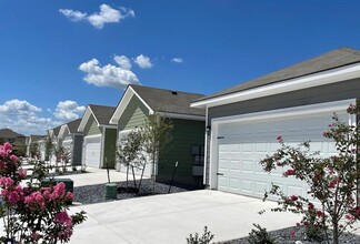 1410 E Walnut St in Seguin, TX - Building Photo - Building Photo