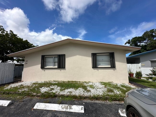 22 SW 5th St, Unit A in Hallandale Beach, FL - Foto de edificio - Building Photo