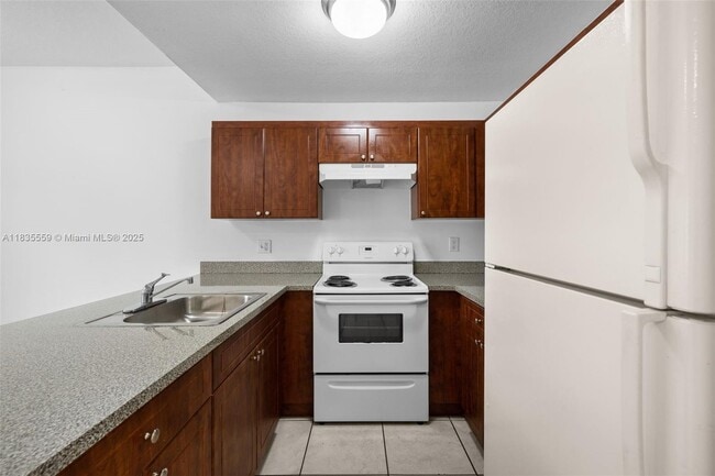 2453 W 78th St in Hialeah, FL - Building Photo - Building Photo
