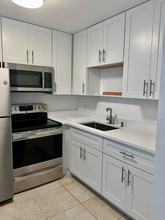 2480 Lake Osborne Dr in Lake Worth Beach, FL - Building Photo