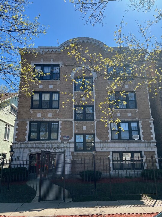 1525 W Estes Ave in Chicago, IL - Building Photo