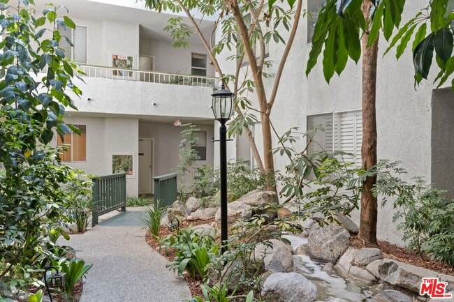 1375 Kelton Ave in Los Angeles, CA - Building Photo - Building Photo