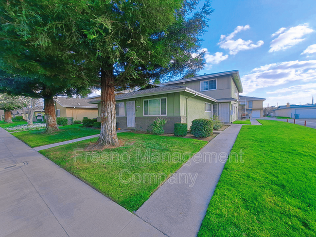 496 W Alamos Ave in Clovis, CA - Building Photo - Building Photo