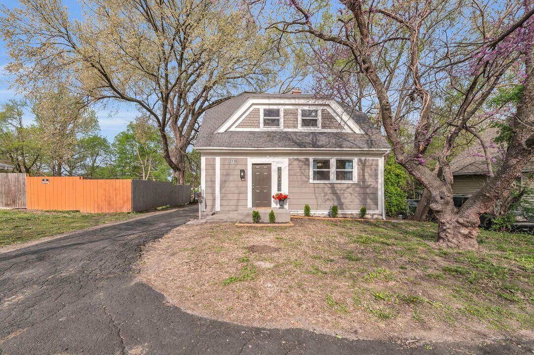 2110 S Sterling Ave in Independence, MO - Building Photo