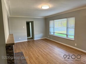 913 Blossom Ln in St. Louis, MO - Building Photo - Building Photo