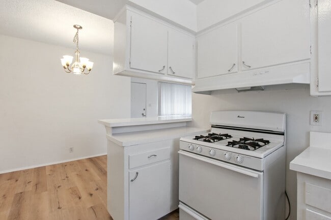 744 S Windsor Blvd, Unit 08 in Los Angeles, CA - Foto de edificio - Building Photo