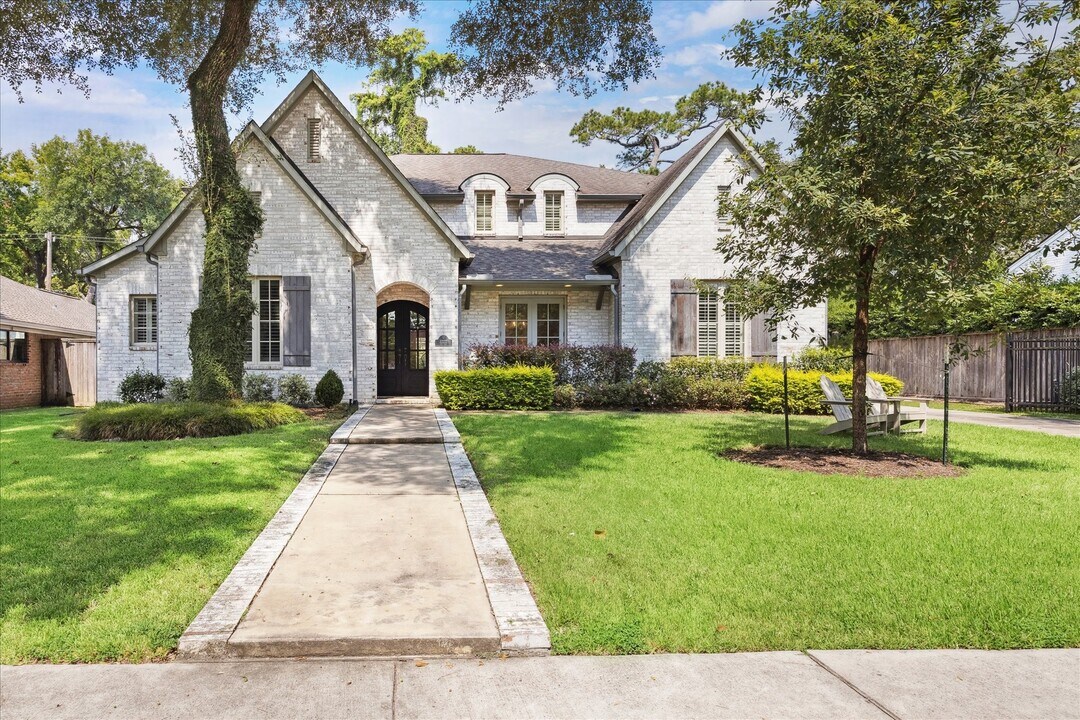 12222 Old Oaks Dr in Houston, TX - Building Photo