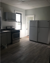 10 Saunders St, Unit 1 in Boston, MA - Building Photo