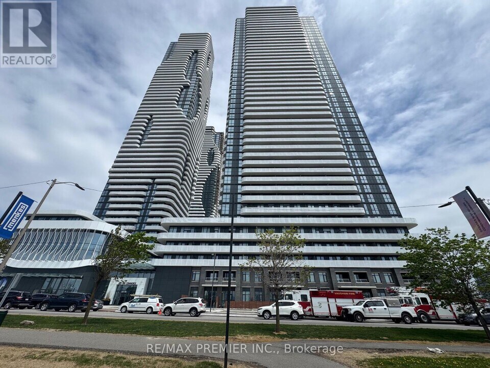 195-1195 Commerce St in Vaughan, ON - Building Photo