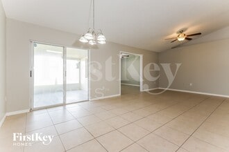 4830 Mill Run Dr in New Port Richey, FL - Foto de edificio - Building Photo