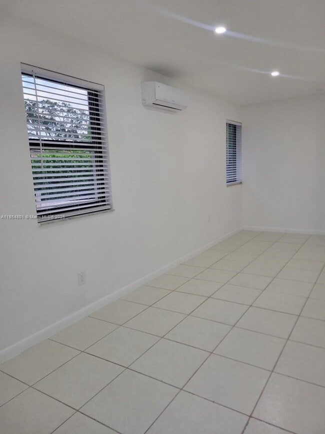 8415 NW 171st St in Hialeah, FL - Building Photo - Building Photo