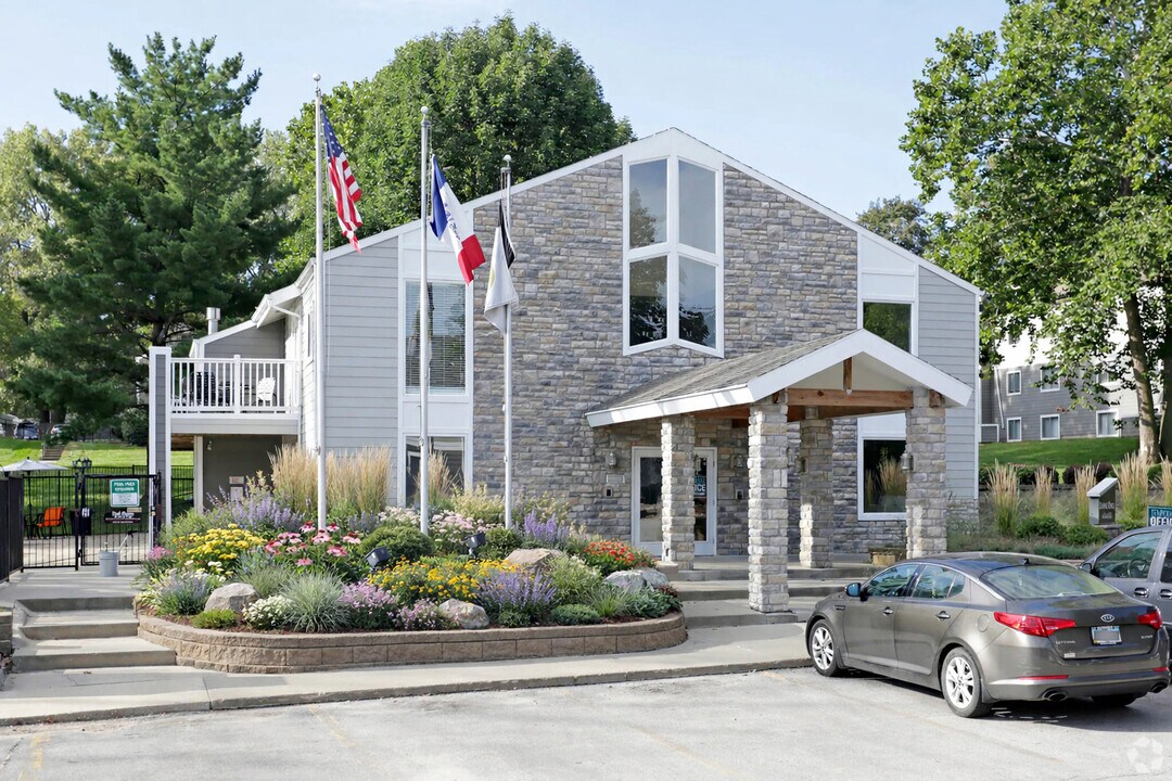 Weston Park Apartments in Des Moines, IA - Building Photo
