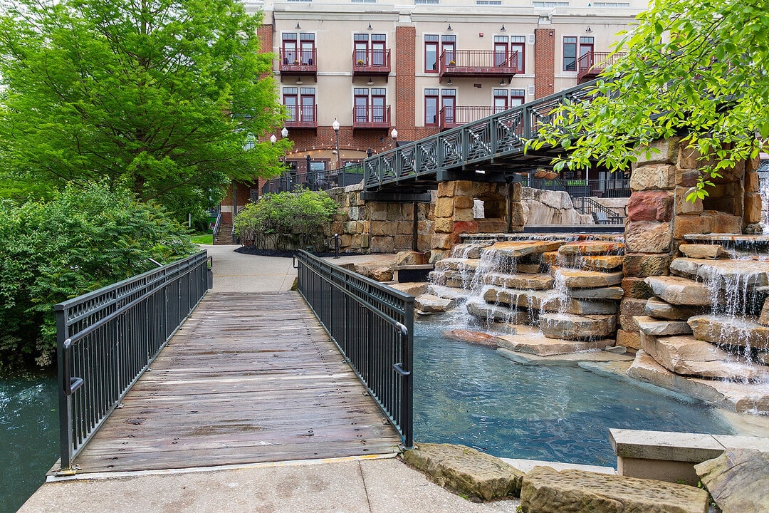 Crescent Woods in Gahanna, OH - Building Photo