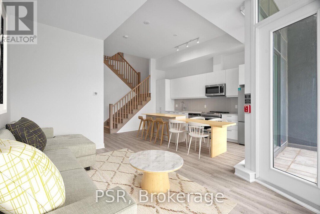 200-200 Deerfield Rd in Newmarket, ON - Building Photo