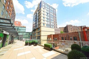 39-16 Prince St, Unit 6E in Queens, NY - Building Photo