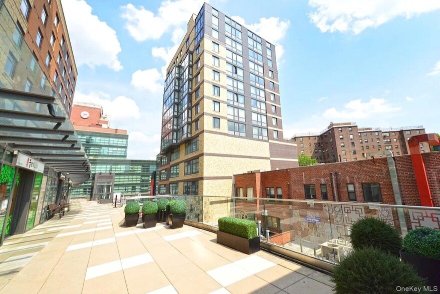 39-16 Prince St, Unit 6E in Queens, NY - Building Photo