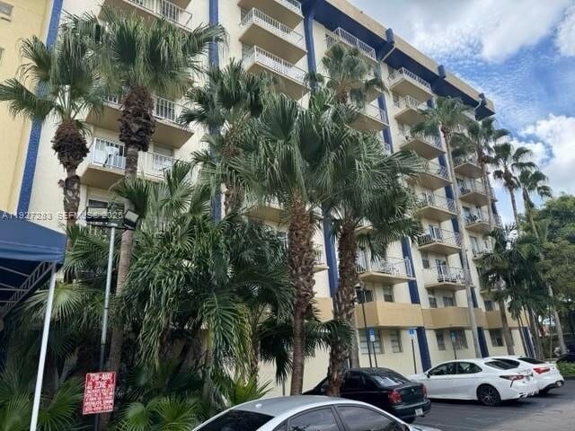 4550 NW 9th St, Unit 416E in Miami, FL - Building Photo - Building Photo