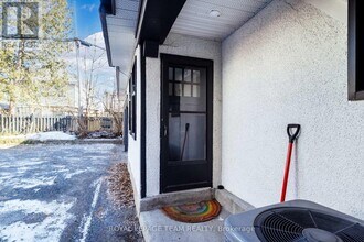 325 Hinchey Ave in Ottawa, ON - Building Photo - Building Photo
