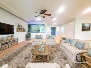 112 Farm to Market 1042 in Three Rivers, TX - Building Photo - Building Photo