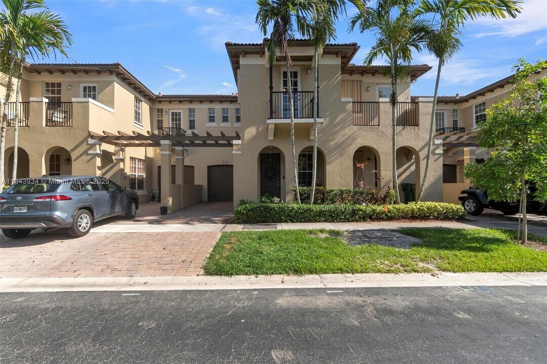 8612 Buckskin Mnr in Davie, FL - Foto de edificio