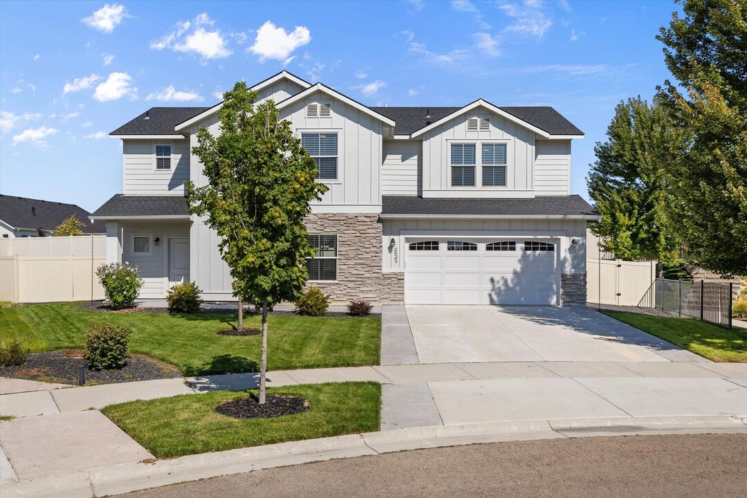 655 N Sevenoaks Ave in Eagle, ID - Building Photo
