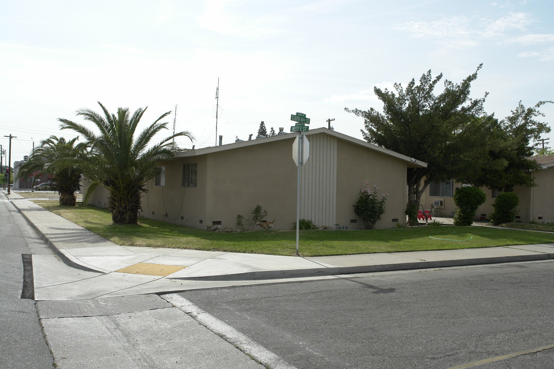 704 S 4th St in Kerman, CA - Building Photo