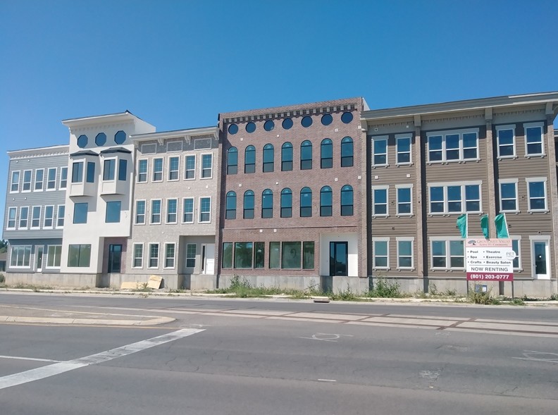 Grovecrest Center in Pleasant Grove, UT - Foto de edificio