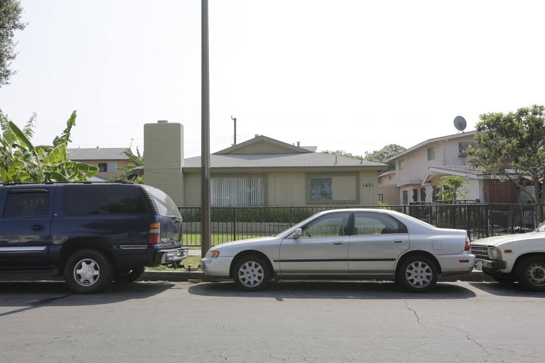 1621 Cedar St in Santa Ana, CA - Building Photo