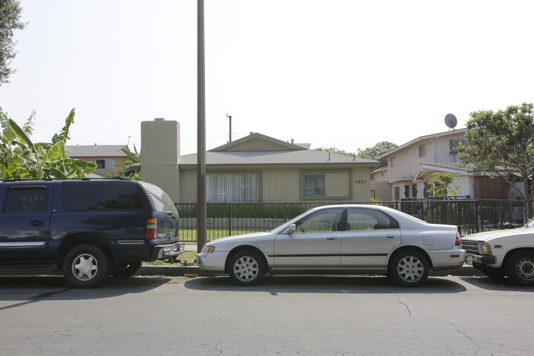 1621 Cedar St in Santa Ana, CA - Foto de edificio