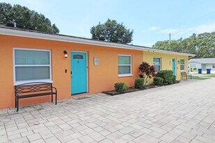 1635 Gladys St, Unit 1635 Gladys St Unit 2 in Largo, FL - Building Photo