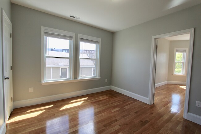 23 Calumet St, Unit 2 in Revere, MA - Foto de edificio - Building Photo