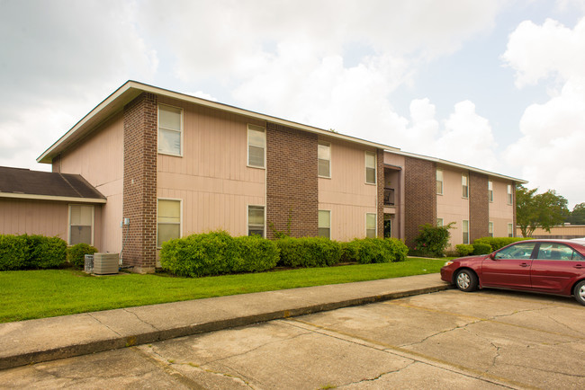 Livingston Manor Apartments in Denham Springs, LA - Building Photo - Building Photo