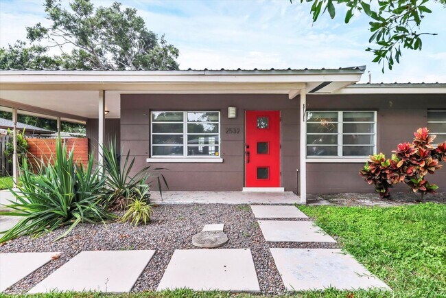 2532 Belvoir Blvd in Sarasota, FL - Building Photo - Building Photo