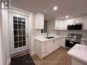 59 Golden Hawk Dr in Hamilton, ON - Building Photo - Building Photo