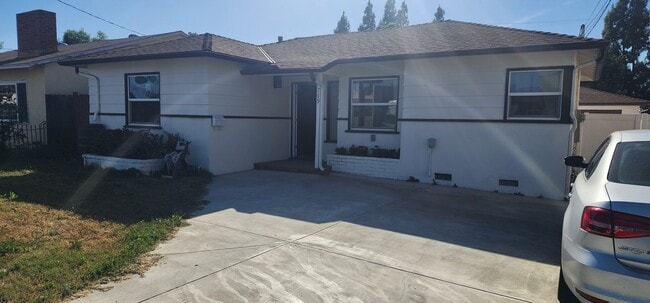 property at 716 S Walnut Ave