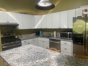 9720 Cimarron Cir in Hopkins, MN - Foto de edificio - Building Photo