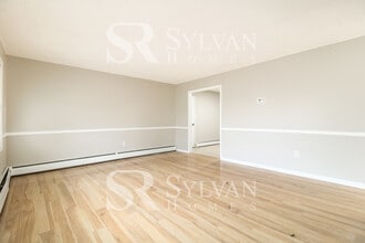 11 Return Ln in Levittown, NY - Building Photo - Building Photo