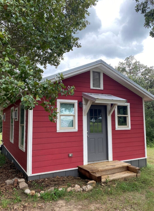 738 FM 969 in Bastrop, TX - Foto de edificio