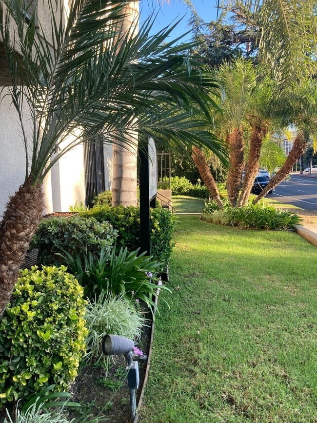 KBC Cahuenga Toluca Lake in Toluca Lake, CA - Building Photo - Building Photo